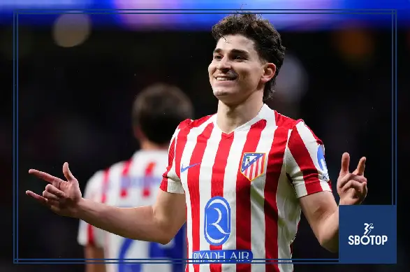 SBOTOP: Gary Neville Urges Arsenal to Pursue Julian Alvarez Believing Atletico Madrid Star Could Add Magic to Gunners’ Attack
