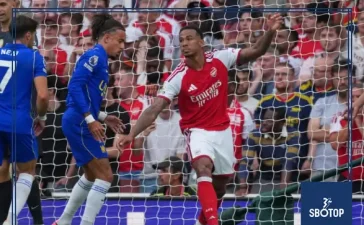 SBOTOP : Gabriel Kicks Emi Martinez’s Head Why Was There No Red Card